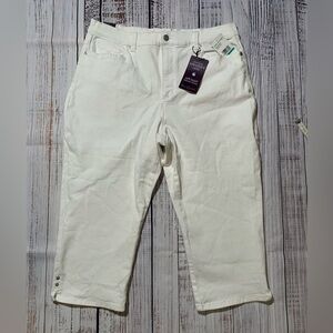 NWT Gloria Vanderbilt white Amanda Capris. Size 16